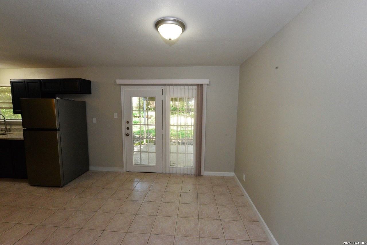 7217 Leading Oaks St - Photo 4 of 16