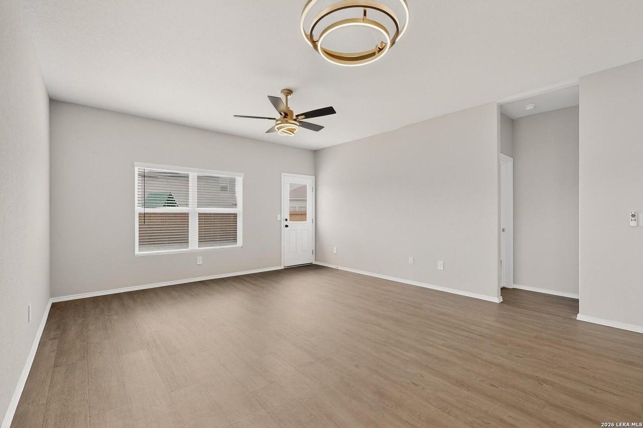 3038 Laguna Clfs - Photo 5 of 32
