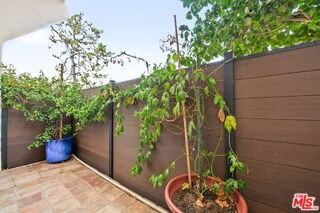 954 20th St #B - Photo 5 of 8