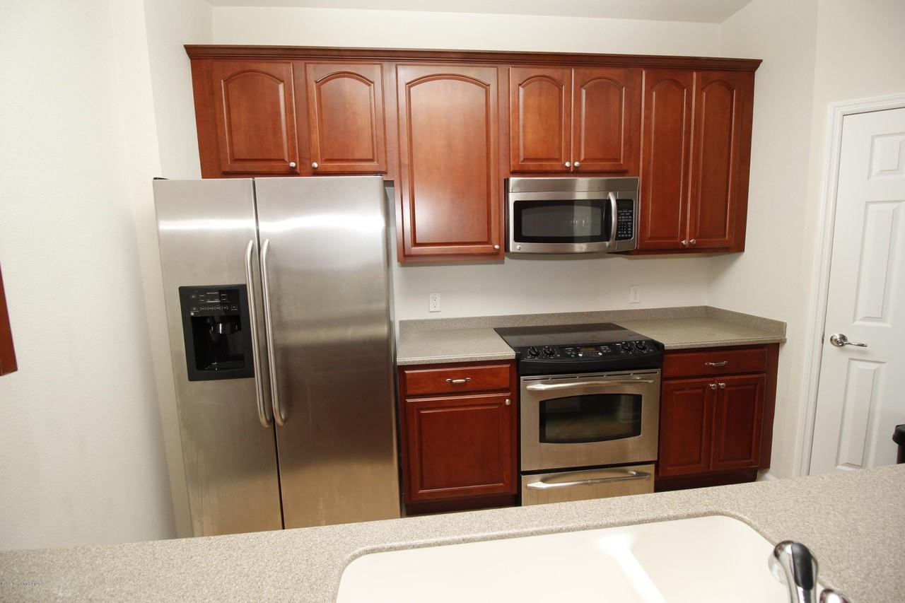1576 Peregrine Cir #402 - Photo 4 of 16
