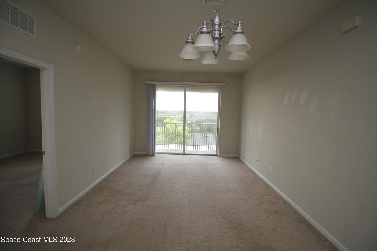 1576 Peregrine Cir #402 - Photo 5 of 16