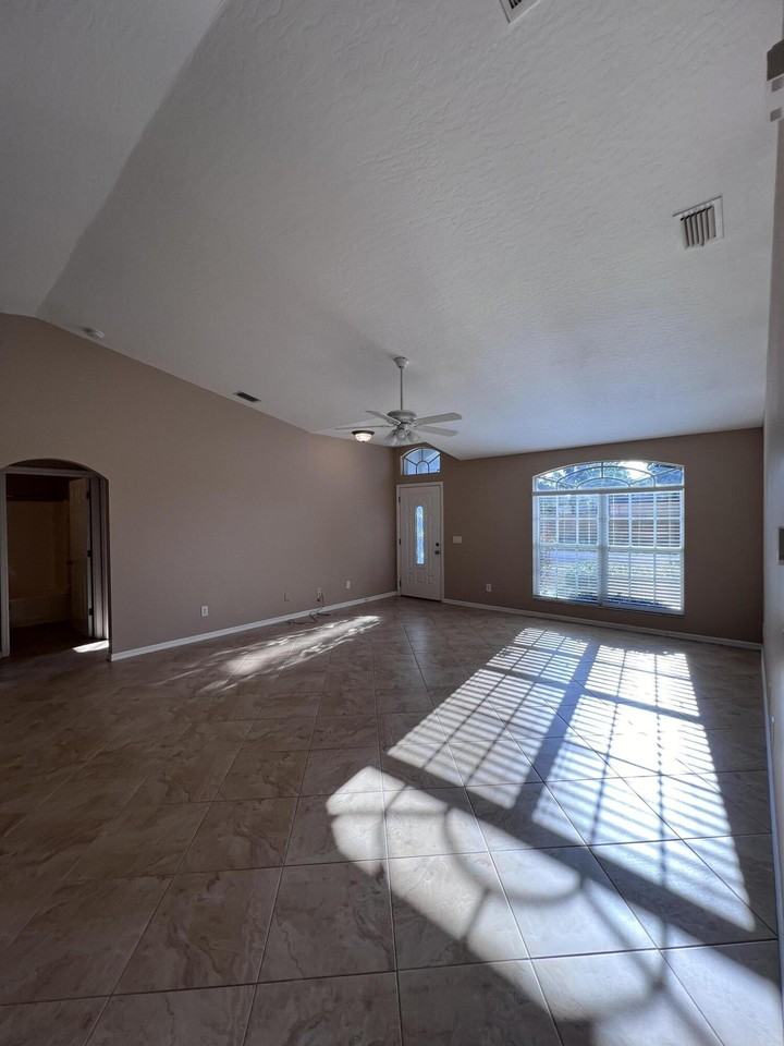 830 Laurel Dr - Photo 3 of 15