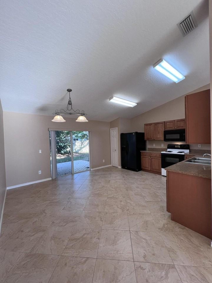 830 Laurel Dr - Photo 4 of 15