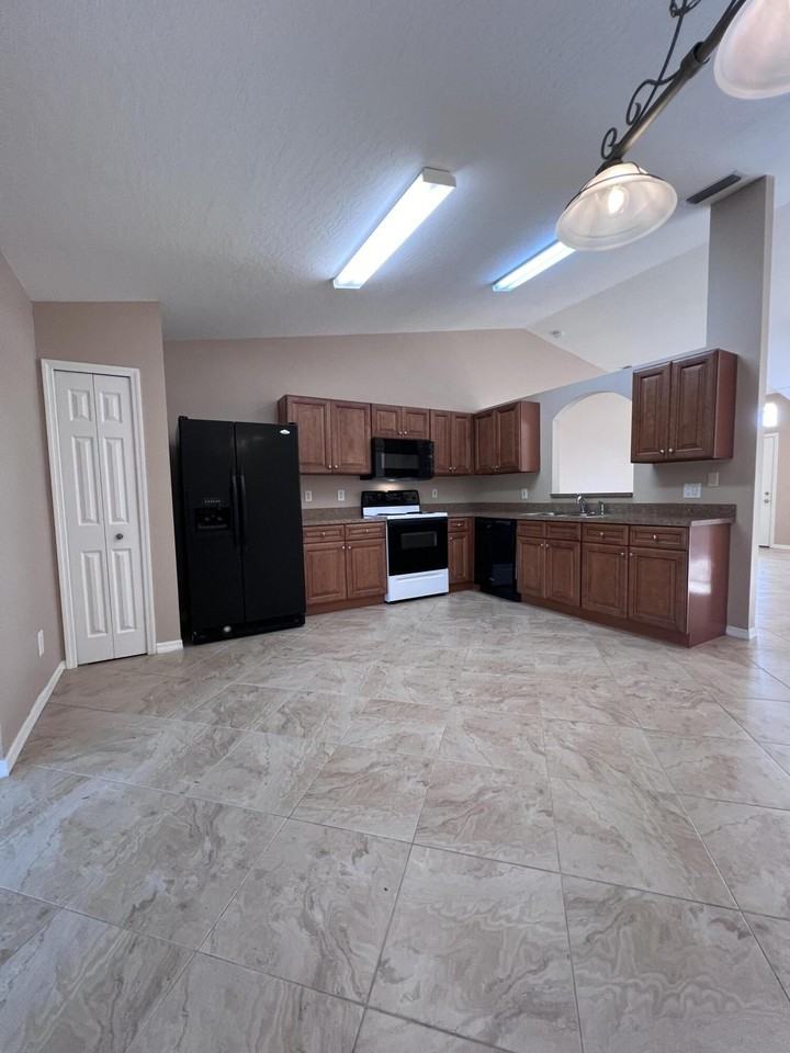 830 Laurel Dr - Photo 5 of 15