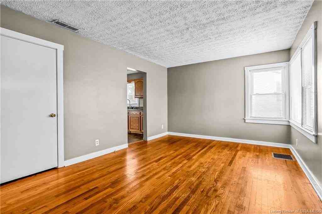 1327 E 8th St - Photo 3 of 23