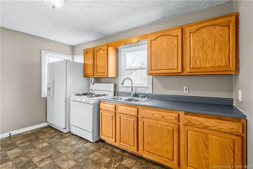 1327 E 8th St - Photo 5 of 23