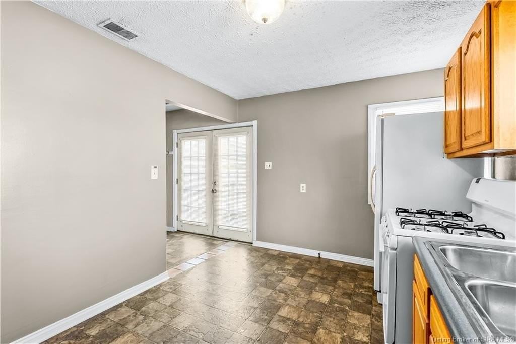 1327 E 8th St - Photo 6 of 23