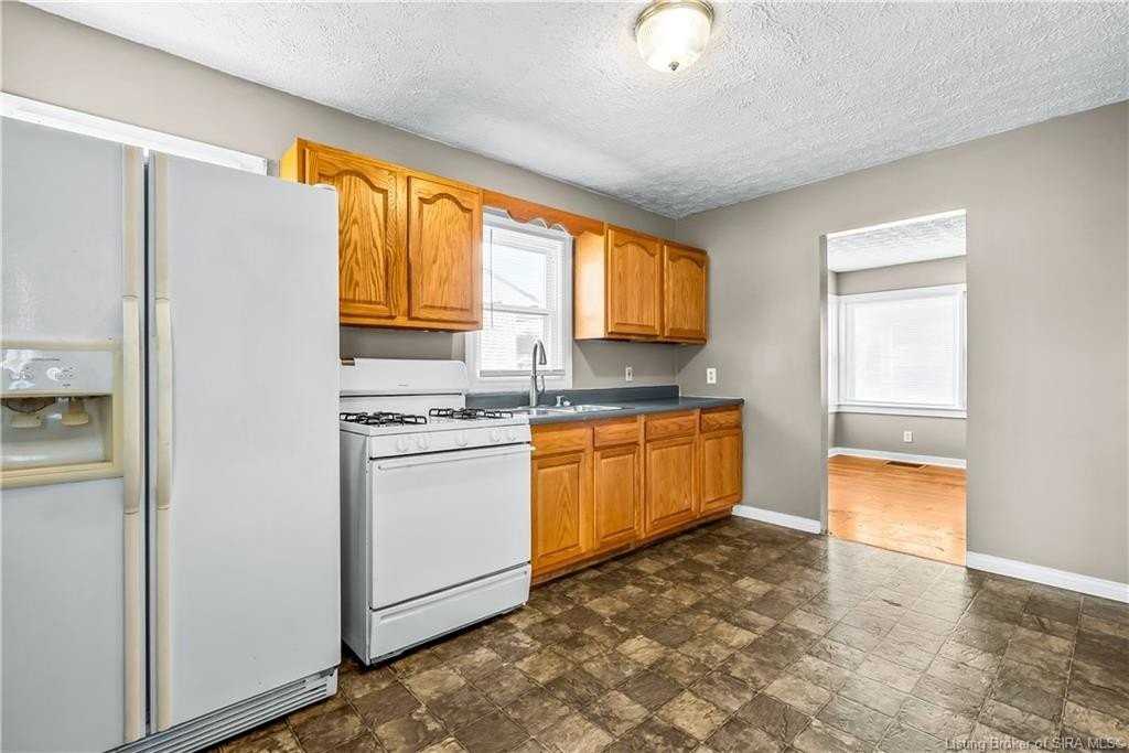 1327 E 8th St - Photo 7 of 23