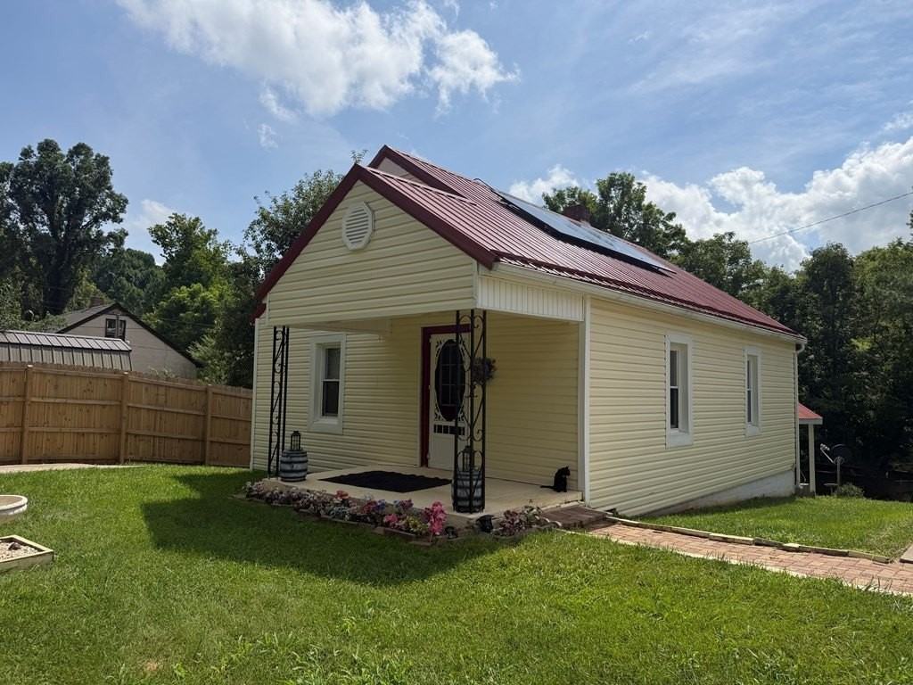2274 Pioneer Dr - Photo 2 of 13