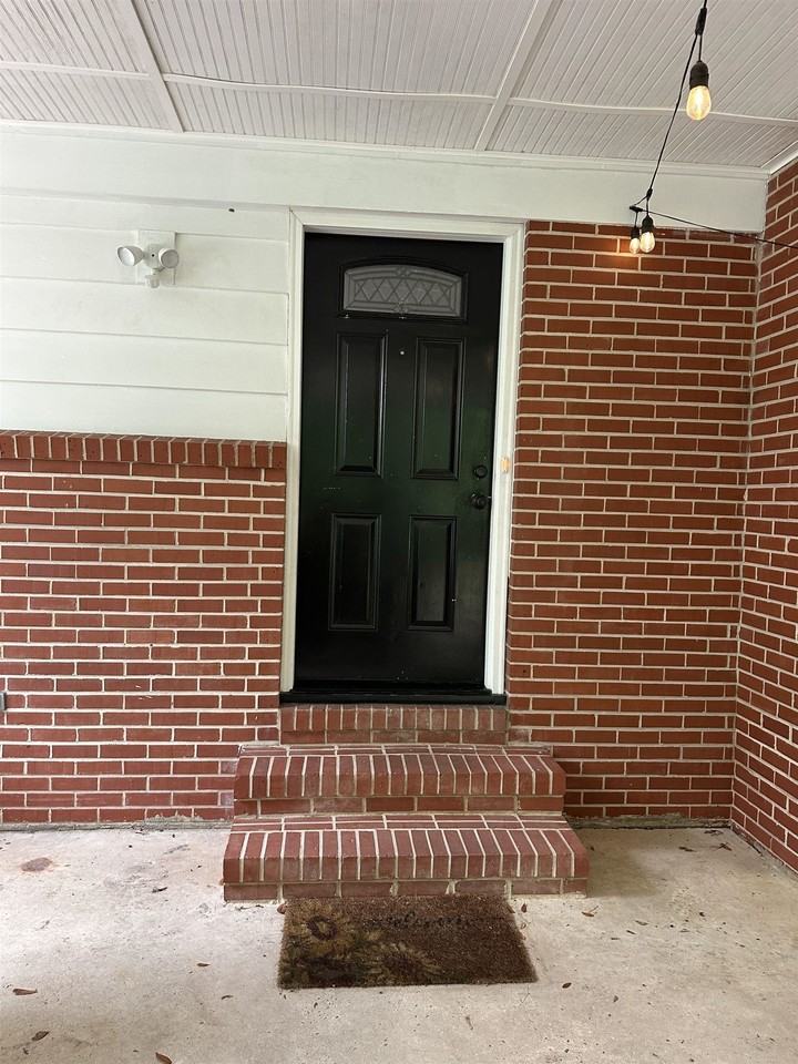 2103 High Rd - Photo 2 of 15