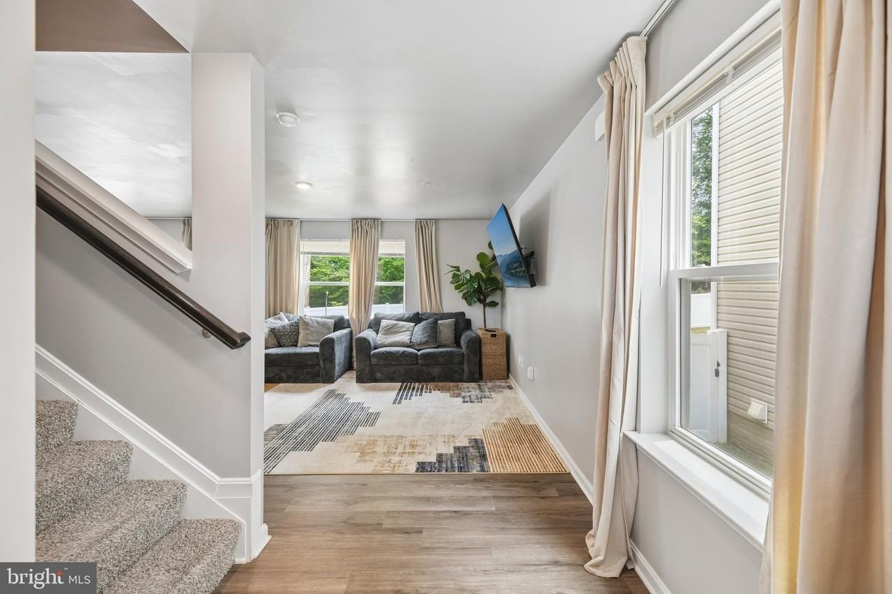 1030 Merry Elm Ln - Photo 4 of 19