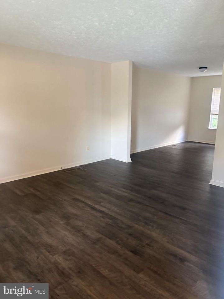 1412 Banavie Ter E - Photo 3 of 17
