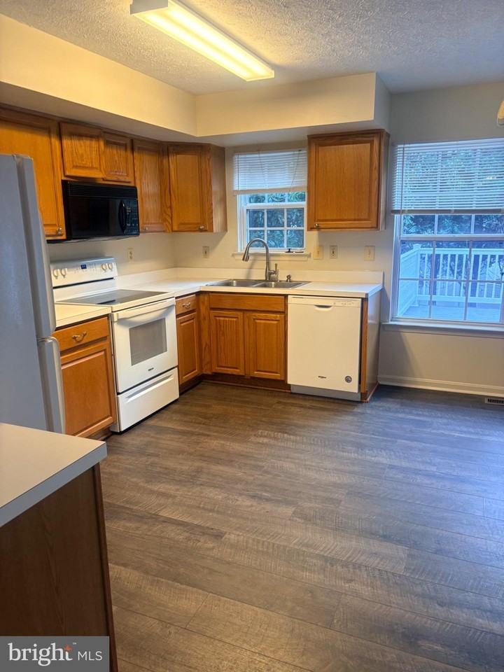 1412 Banavie Ter E - Photo 4 of 17