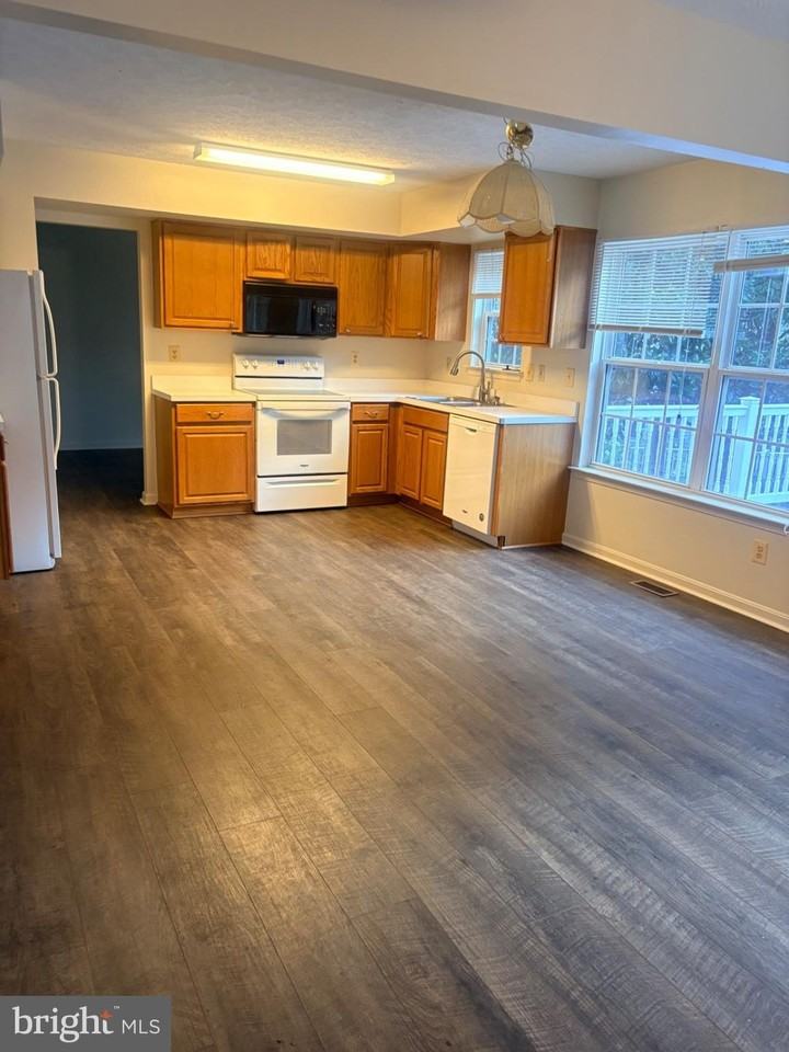 1412 Banavie Ter E - Photo 5 of 17