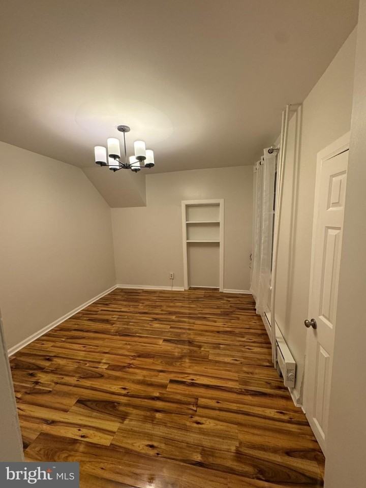 329 S 4th St #B - Photo 3 of 5