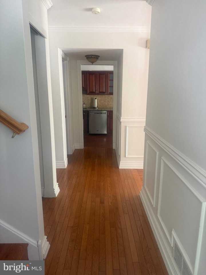 105 Montrose Ave #105 - Photo 3 of 25