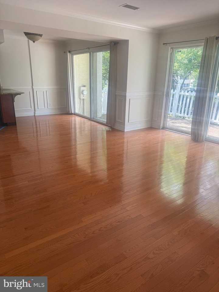 105 Montrose Ave #105 - Photo 4 of 25