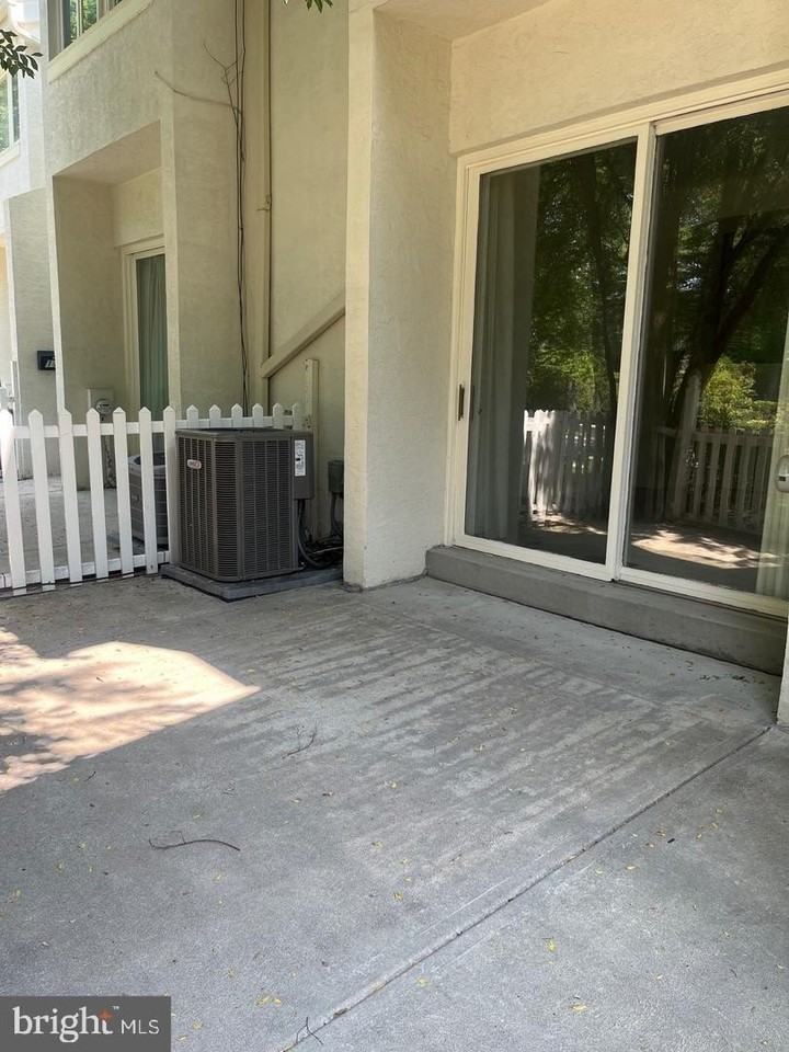 113 Montrose Ave #113 - Photo 2 of 24