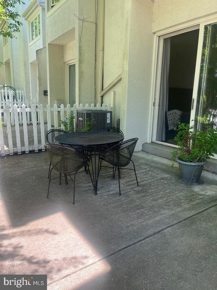 113 Montrose Ave #113 - Photo 3 of 24