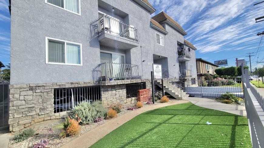 13357 Victory Blvd - Photo 4 of 10