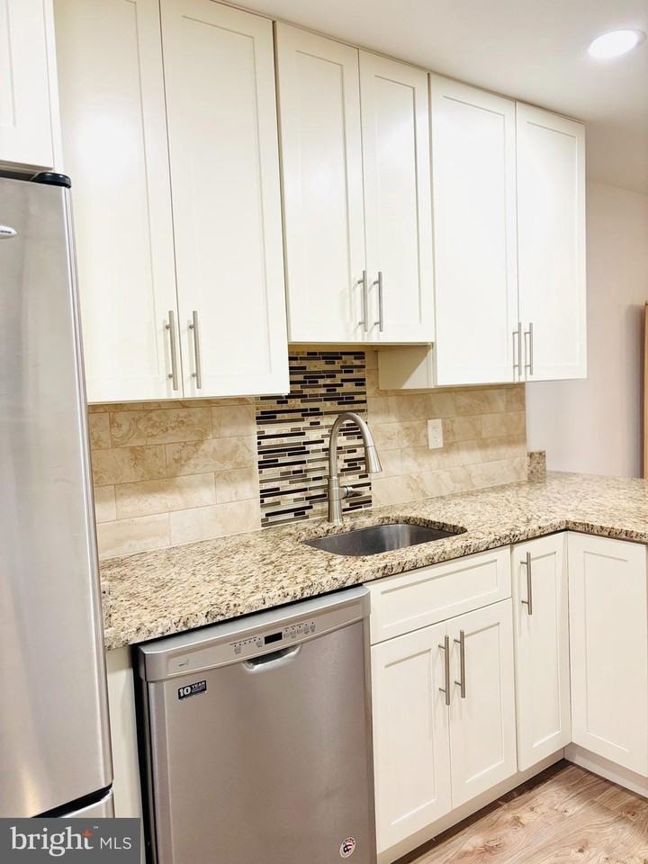 11741 N Shore Dr - Photo 3 of 16
