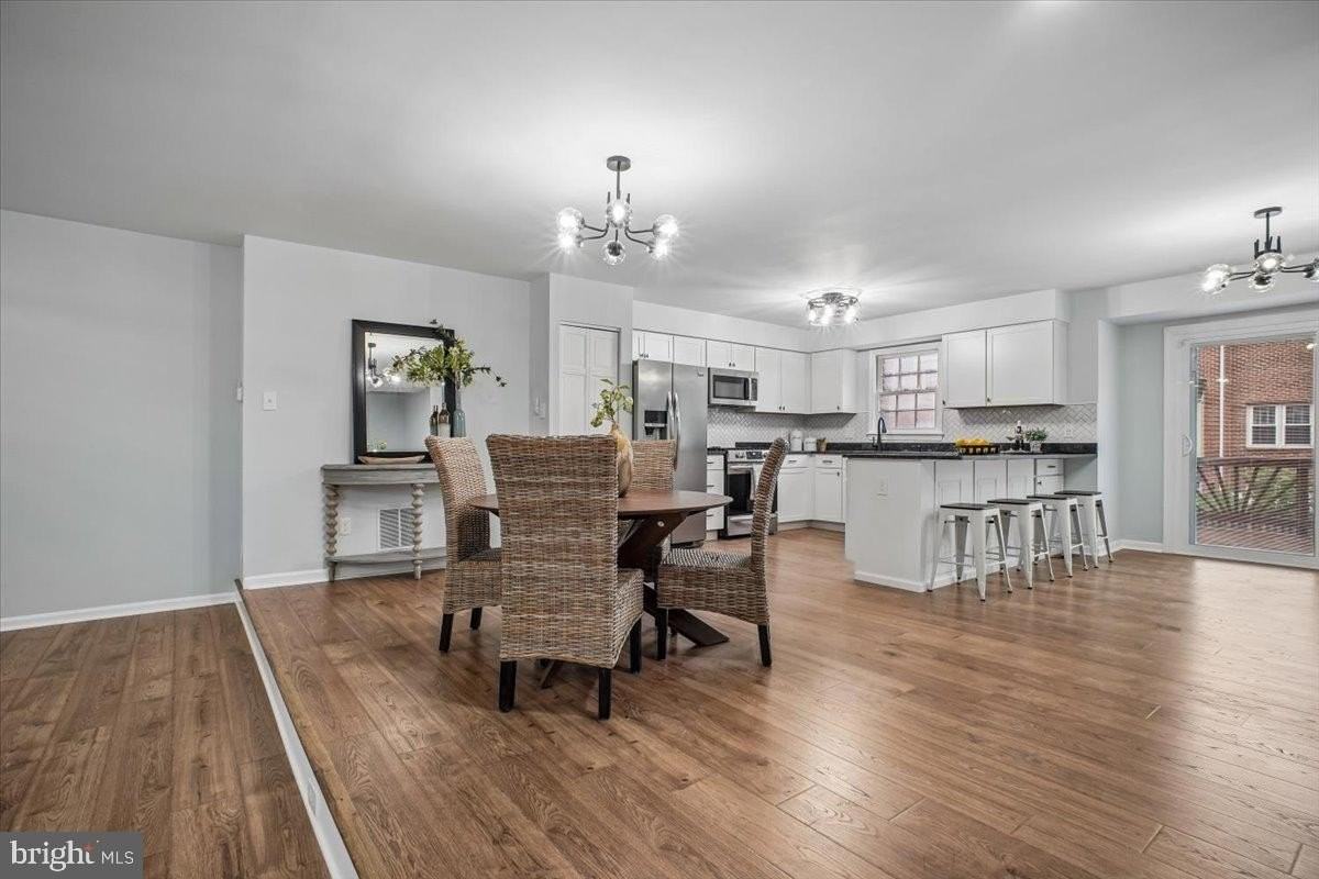 10108 Ebenshire Ct - Photo 4 of 21