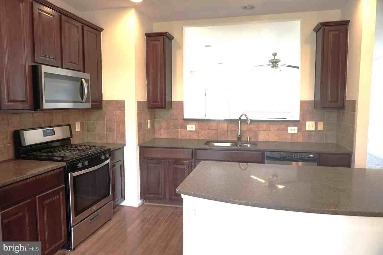 22997 Bulwark Ter - Photo 3 of 27
