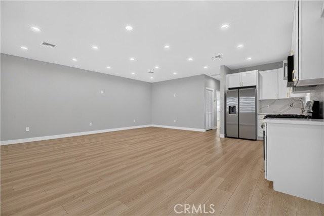 16425 Clymer St - Photo 4 of 8