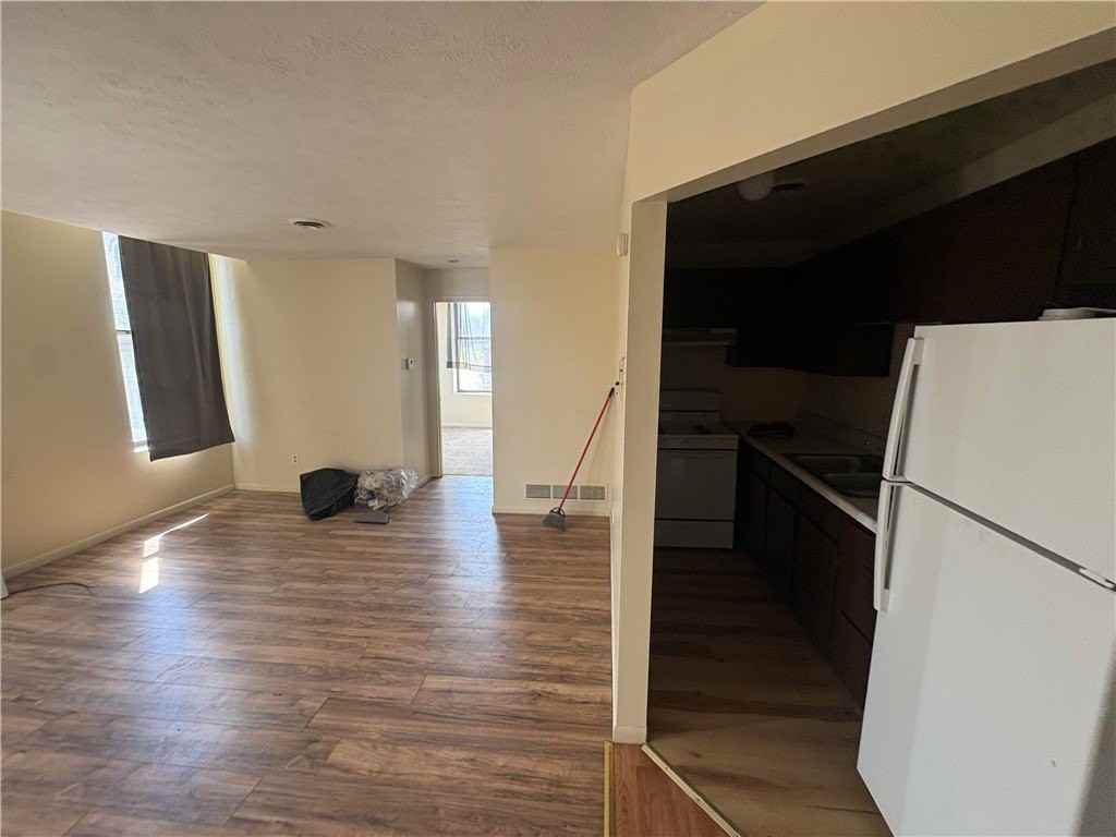 570 Miller Ave #6 - Photo 3 of 8