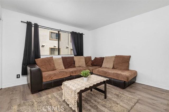 18415 Collins St - Photo 2 of 8