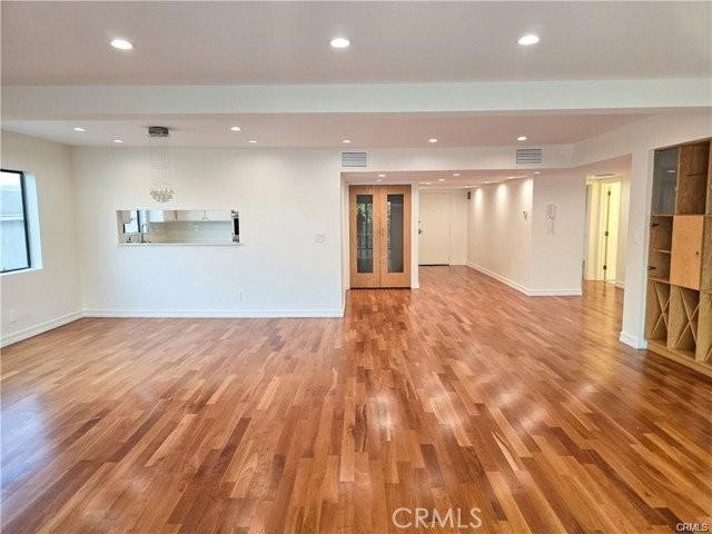 1310 Roxbury Dr #302 - Photo 2 of 8