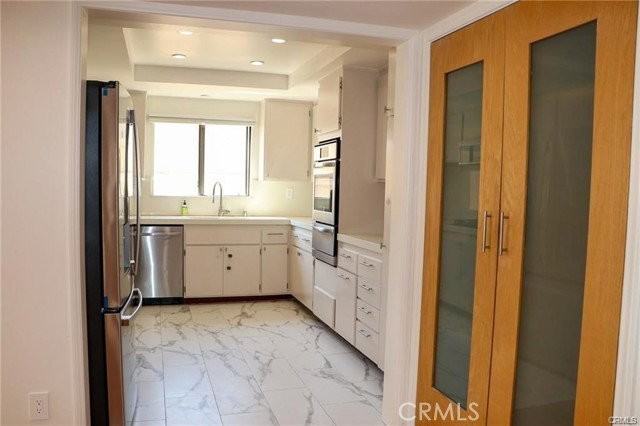 1310 Roxbury Dr #302 - Photo 3 of 8