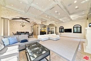 458 N Flores St - Photo 3 of 4