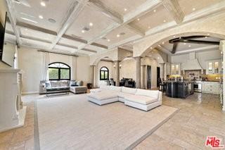 458 N Flores St - Photo 4 of 4