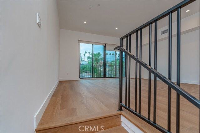1342 Portia St - Photo 5 of 8