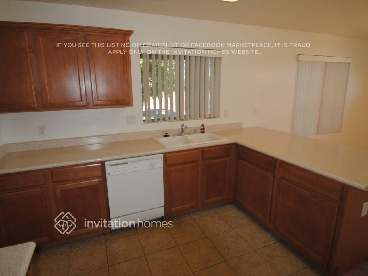 12575 W Lisbon Ln - Photo 3 of 8