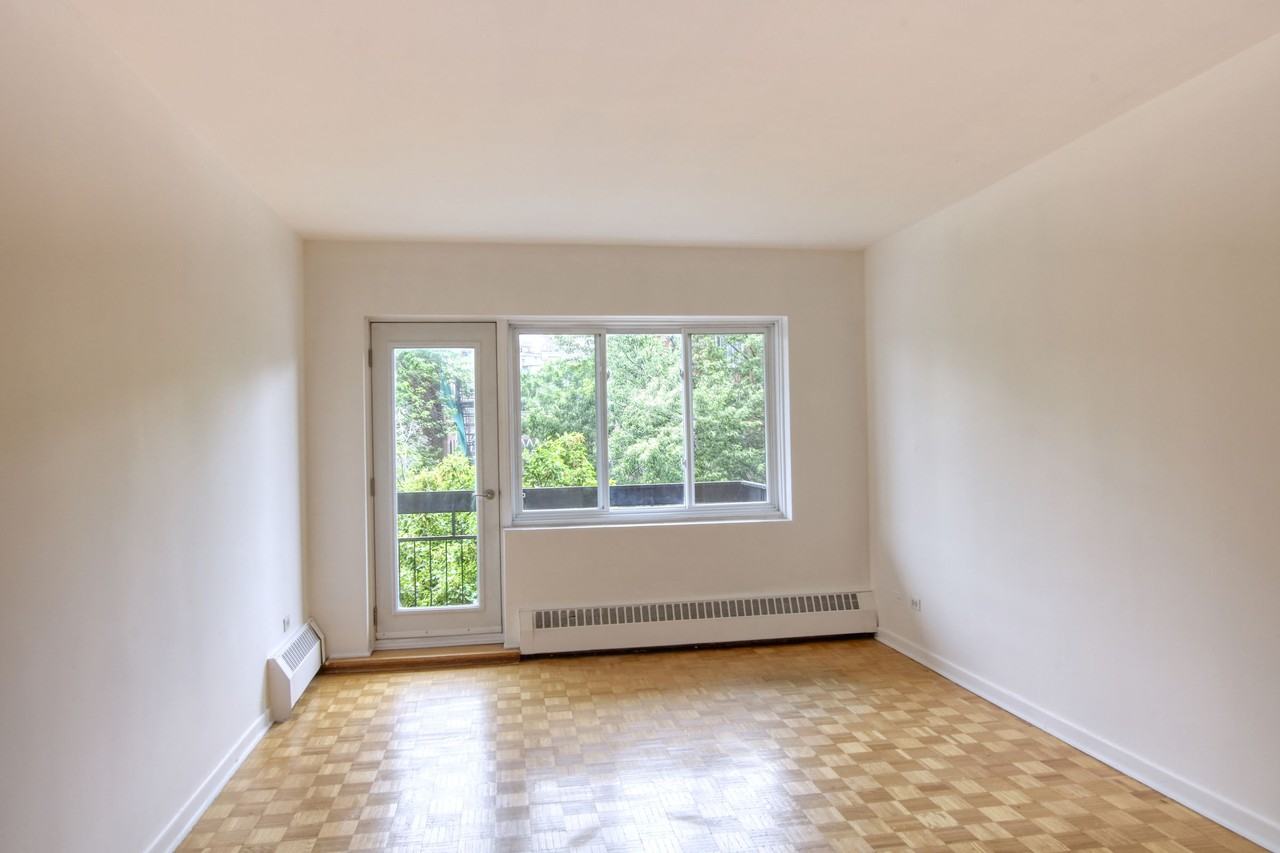 2400 Av Van Horne — photo 1