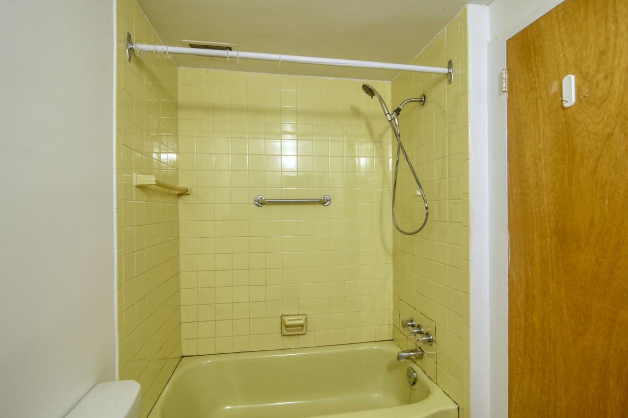 2400 Av Van Horne — photo 3