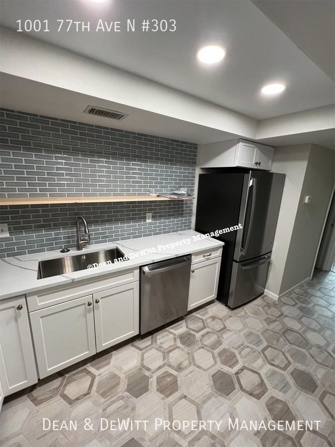 1001 77th Ave N #303 - Photo 4 of 21