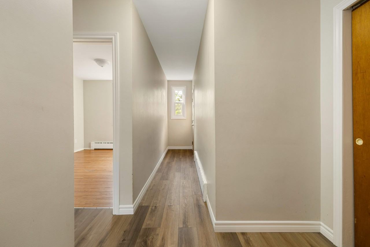 261 College Street - Photo 4 of 32