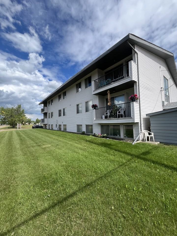 5141 46 Ave - Photo 3 of 12