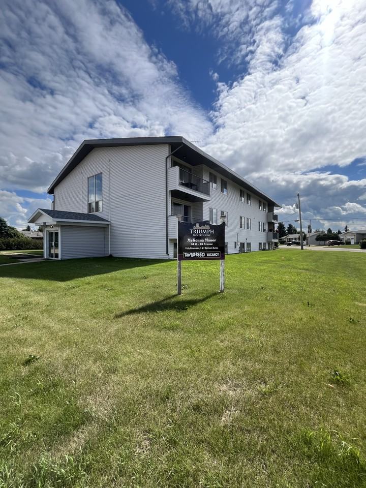 5141 46 Ave - Photo 2 of 12