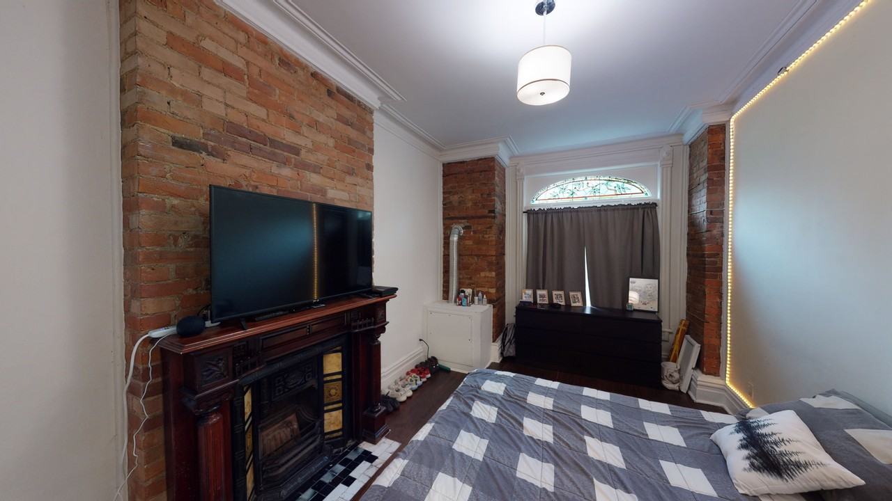 DUFFERIN ST & DUNDAS ST W - Photo 4 of 18