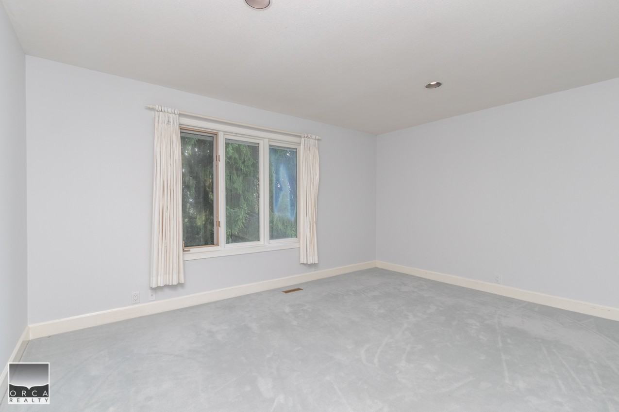 816 Anderson Crescent - Photo 7 of 36