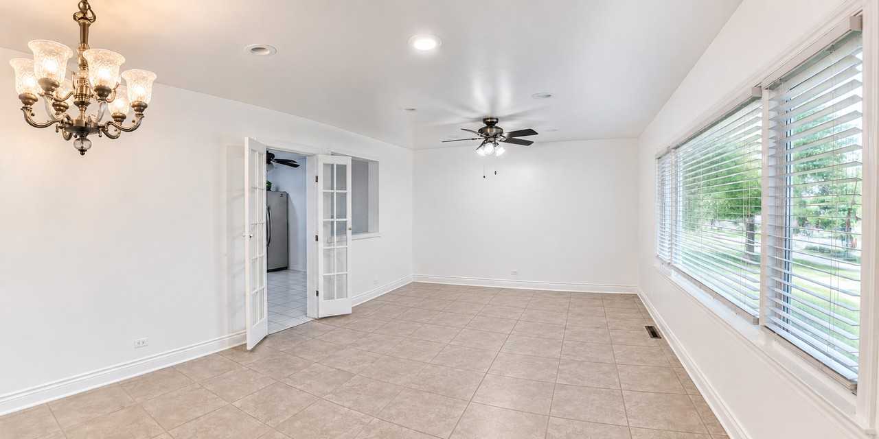 11536 S Ridgeland Ave - Photo 3 of 13