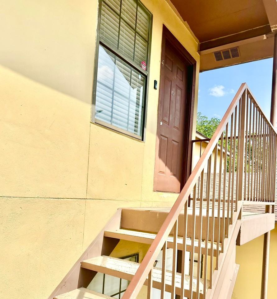 1304 Rosario St - Photo 3 of 28