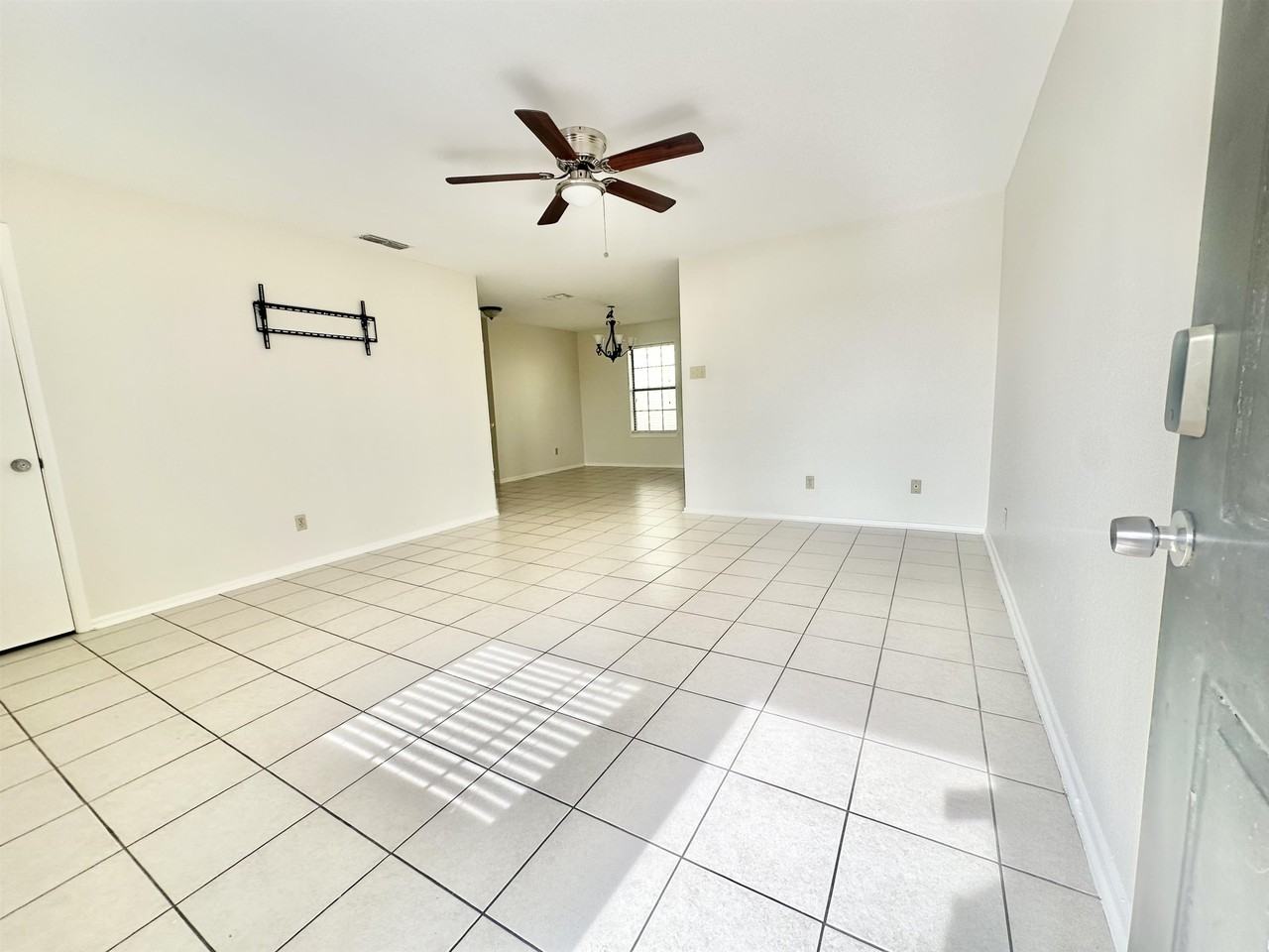 1304 Rosario St - Photo 7 of 28