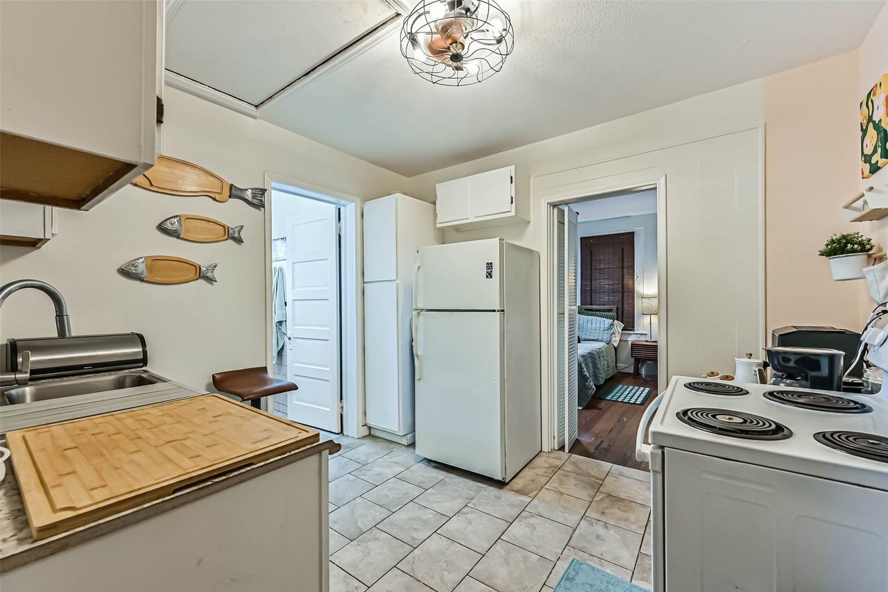 1915 44th St - Photo 6 of 13