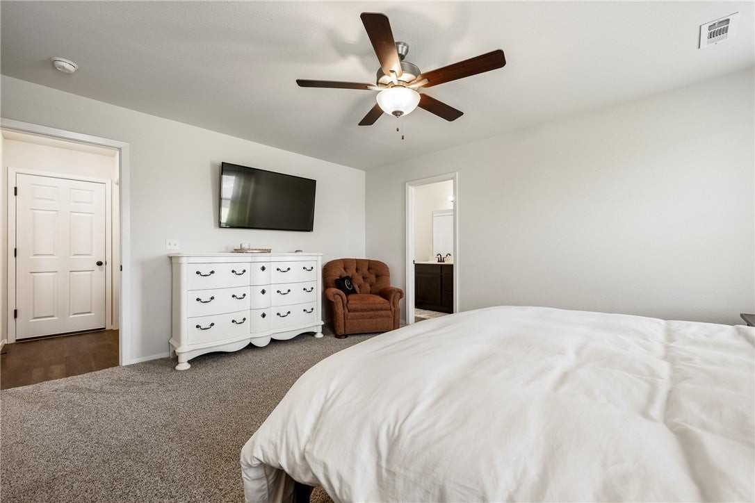2313 Pinewood Ave - Photo 5 of 23