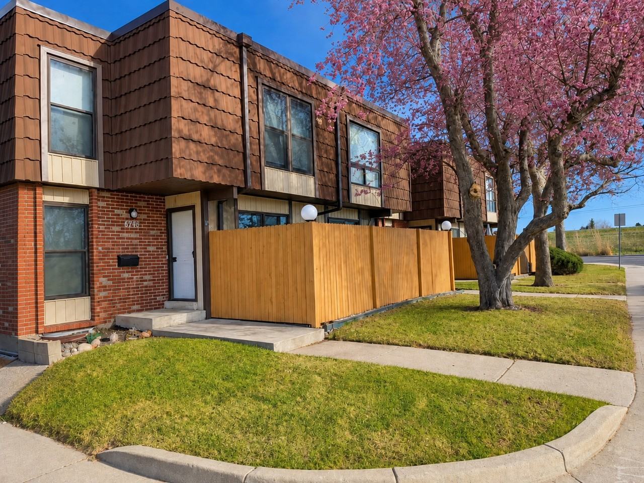 9472 W Utah Pl